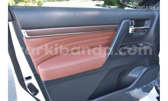Nunua Imported Toyota Land Cruiser Nyeupe Gari ndani ya Import - Dubai nchini Uganda Nunua Imported Toyota Land Cruiser Nyeupe Gari ndani ya Import - Dubai nchini Uganda