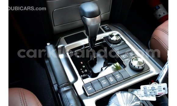 Nunua Imported Toyota Land Cruiser Nyeupe Gari ndani ya Import - Dubai nchini Uganda Nunua Imported Toyota Land Cruiser Nyeupe Gari ndani ya Import - Dubai nchini Uganda