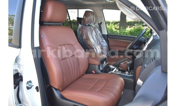 Nunua Imported Toyota Land Cruiser Nyeupe Gari ndani ya Import - Dubai nchini Uganda Nunua Imported Toyota Land Cruiser Nyeupe Gari ndani ya Import - Dubai nchini Uganda