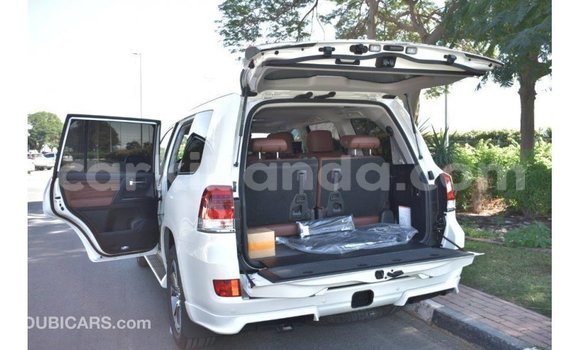 Nunua Imported Toyota Land Cruiser Nyeupe Gari ndani ya Import - Dubai nchini Uganda Nunua Imported Toyota Land Cruiser Nyeupe Gari ndani ya Import - Dubai nchini Uganda