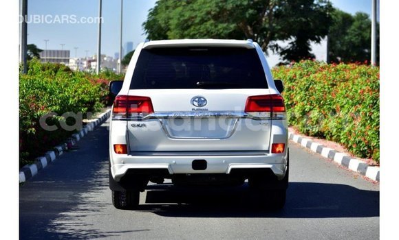 Nunua Imported Toyota Land Cruiser Nyeupe Gari ndani ya Import - Dubai nchini Uganda Nunua Imported Toyota Land Cruiser Nyeupe Gari ndani ya Import - Dubai nchini Uganda