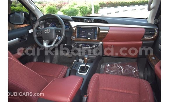 Nunua Imported Toyota Hilux Nyeusi Gari ndani ya Import - Dubai nchini Uganda Nunua Imported Toyota Hilux Nyeusi Gari ndani ya Import - Dubai nchini Uganda