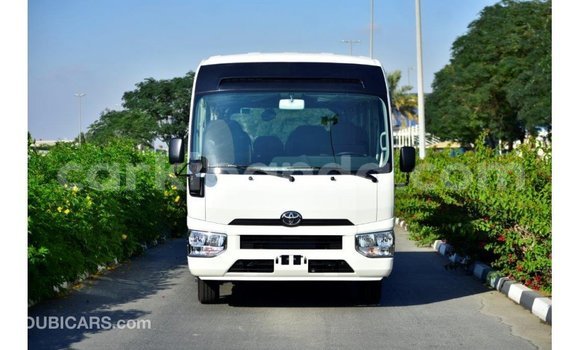 Acheter Import Voiture Toyota Coaster Blanc à Import - Dubai, Ouganda Acheter Import Voiture Toyota Coaster Blanc à Import - Dubai, Ouganda