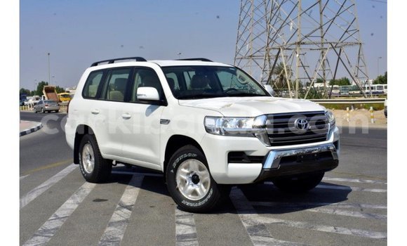 Nunua Imported Toyota Land Cruiser Nyeupe Gari ndani ya Import - Dubai nchini Uganda Nunua Imported Toyota Land Cruiser Nyeupe Gari ndani ya Import - Dubai nchini Uganda