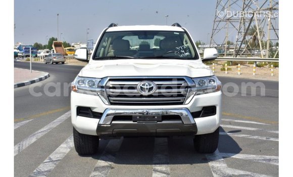 Nunua Imported Toyota Land Cruiser Nyeupe Gari ndani ya Import - Dubai nchini Uganda Nunua Imported Toyota Land Cruiser Nyeupe Gari ndani ya Import - Dubai nchini Uganda
