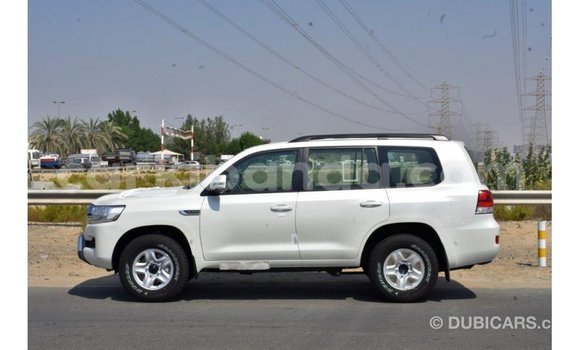 Nunua Imported Toyota Land Cruiser Nyeupe Gari ndani ya Import - Dubai nchini Uganda Nunua Imported Toyota Land Cruiser Nyeupe Gari ndani ya Import - Dubai nchini Uganda