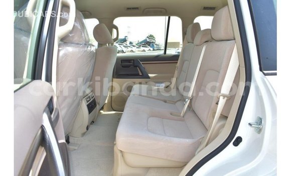 Nunua Imported Toyota Land Cruiser Nyeupe Gari ndani ya Import - Dubai nchini Uganda Nunua Imported Toyota Land Cruiser Nyeupe Gari ndani ya Import - Dubai nchini Uganda