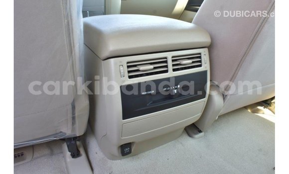 Nunua Imported Toyota Land Cruiser Nyeupe Gari ndani ya Import - Dubai nchini Uganda Nunua Imported Toyota Land Cruiser Nyeupe Gari ndani ya Import - Dubai nchini Uganda