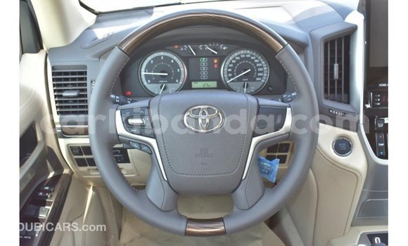 Nunua Imported Toyota Land Cruiser Nyeupe Gari ndani ya Import - Dubai nchini Uganda Nunua Imported Toyota Land Cruiser Nyeupe Gari ndani ya Import - Dubai nchini Uganda