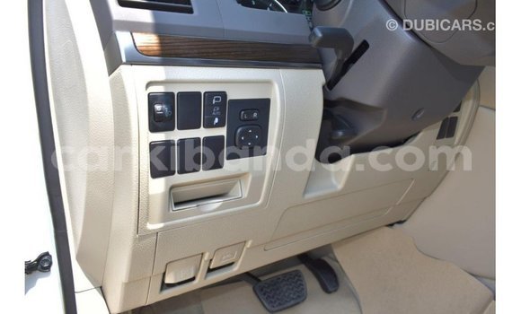 Nunua Imported Toyota Land Cruiser Nyeupe Gari ndani ya Import - Dubai nchini Uganda Nunua Imported Toyota Land Cruiser Nyeupe Gari ndani ya Import - Dubai nchini Uganda