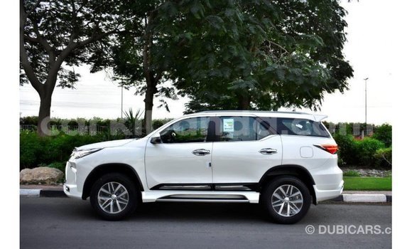 Acheter Import Voiture Toyota Fortuner Blanc à Import - Dubai, Ouganda Acheter Import Voiture Toyota Fortuner Blanc à Import - Dubai, Ouganda