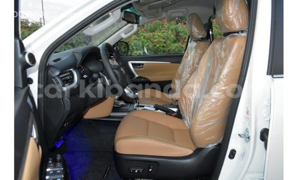 Acheter Import Voiture Toyota Fortuner Blanc à Import - Dubai, Ouganda Acheter Import Voiture Toyota Fortuner Blanc à Import - Dubai, Ouganda
