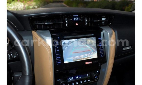 Acheter Import Voiture Toyota Fortuner Blanc à Import - Dubai, Ouganda Acheter Import Voiture Toyota Fortuner Blanc à Import - Dubai, Ouganda