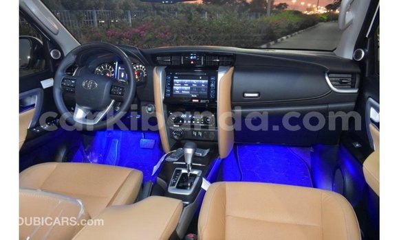Acheter Import Voiture Toyota Fortuner Blanc à Import - Dubai, Ouganda Acheter Import Voiture Toyota Fortuner Blanc à Import - Dubai, Ouganda
