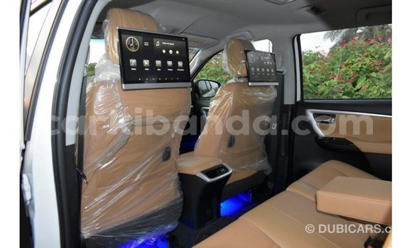 Acheter Import Voiture Toyota Fortuner Blanc à Import - Dubai, Ouganda Acheter Import Voiture Toyota Fortuner Blanc à Import - Dubai, Ouganda