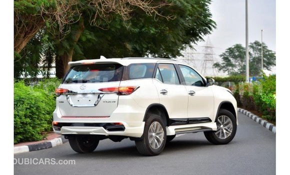 Acheter Import Voiture Toyota Fortuner Blanc à Import - Dubai, Ouganda Acheter Import Voiture Toyota Fortuner Blanc à Import - Dubai, Ouganda