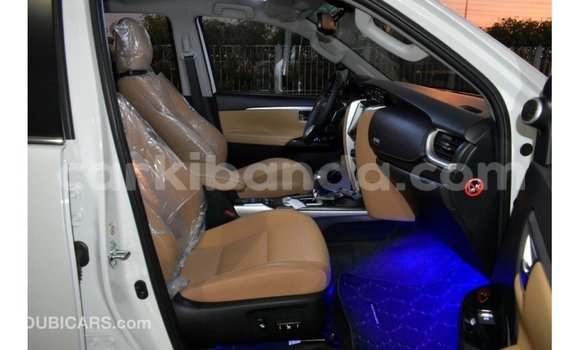 Acheter Import Voiture Toyota Fortuner Blanc à Import - Dubai, Ouganda Acheter Import Voiture Toyota Fortuner Blanc à Import - Dubai, Ouganda