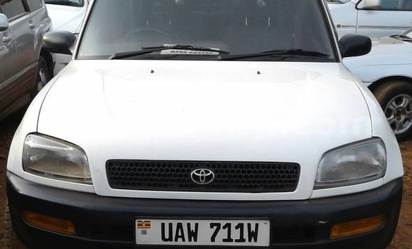Gura Yakoze Toyota RAV4 White Imodoka i Kampala mu Uganda Gura Yakoze Toyota RAV4 White Imodoka i Kampala mu Uganda
