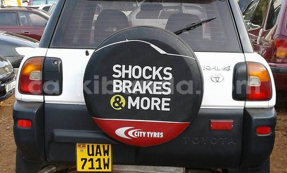 Gura Yakoze Toyota RAV4 White Imodoka i Kampala mu Uganda Gura Yakoze Toyota RAV4 White Imodoka i Kampala mu Uganda