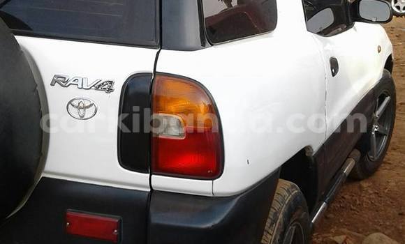 Gura Yakoze Toyota RAV4 White Imodoka i Kampala mu Uganda Gura Yakoze Toyota RAV4 White Imodoka i Kampala mu Uganda
