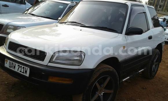 Gura Yakoze Toyota RAV4 White Imodoka i Kampala mu Uganda Gura Yakoze Toyota RAV4 White Imodoka i Kampala mu Uganda