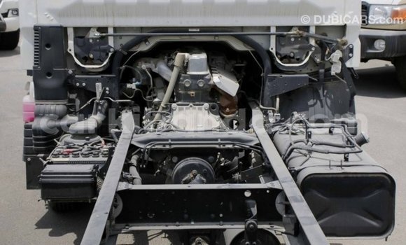 Acheter Import Voiture Mitsubishi Carisma Blanc à Import - Dubai, Ouganda Acheter Import Voiture Mitsubishi Carisma Blanc à Import - Dubai, Ouganda