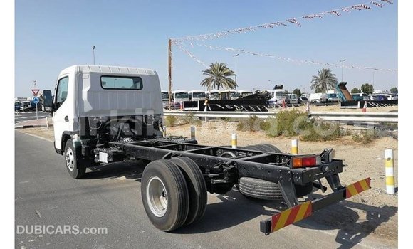 Acheter Import Voiture Mitsubishi Carisma Blanc à Import - Dubai, Ouganda Acheter Import Voiture Mitsubishi Carisma Blanc à Import - Dubai, Ouganda