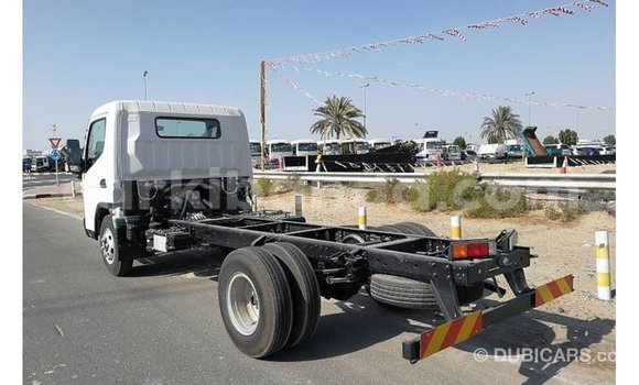 Acheter Import Voiture Mitsubishi Carisma Blanc à Import - Dubai, Ouganda Acheter Import Voiture Mitsubishi Carisma Blanc à Import - Dubai, Ouganda