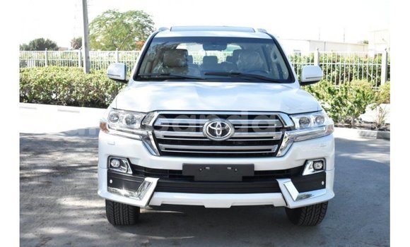 Nunua Imported Toyota Land Cruiser Nyeupe Gari ndani ya Import - Dubai nchini Uganda Nunua Imported Toyota Land Cruiser Nyeupe Gari ndani ya Import - Dubai nchini Uganda