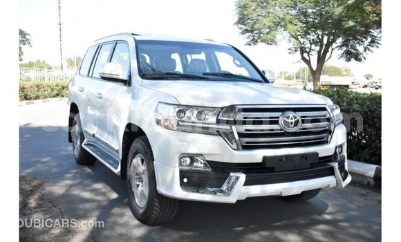 Nunua Imported Toyota Land Cruiser Nyeupe Gari ndani ya Import - Dubai nchini Uganda Nunua Imported Toyota Land Cruiser Nyeupe Gari ndani ya Import - Dubai nchini Uganda