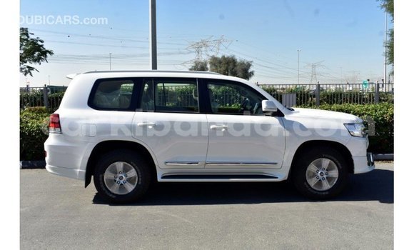 Nunua Imported Toyota Land Cruiser Nyeupe Gari ndani ya Import - Dubai nchini Uganda Nunua Imported Toyota Land Cruiser Nyeupe Gari ndani ya Import - Dubai nchini Uganda