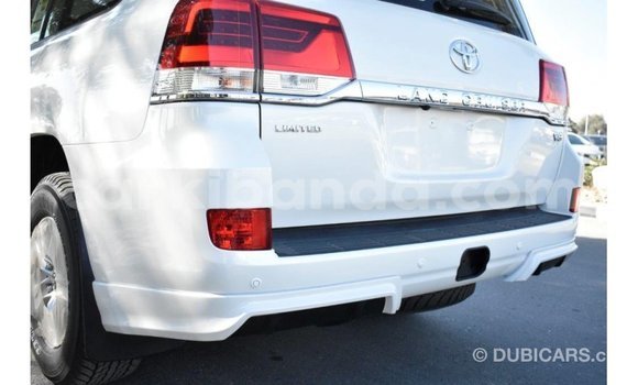 Nunua Imported Toyota Land Cruiser Nyeupe Gari ndani ya Import - Dubai nchini Uganda Nunua Imported Toyota Land Cruiser Nyeupe Gari ndani ya Import - Dubai nchini Uganda