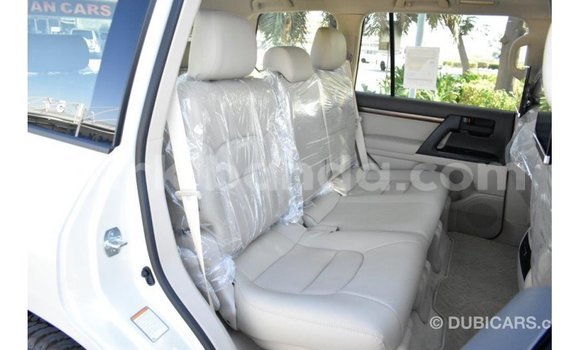 Nunua Imported Toyota Land Cruiser Nyeupe Gari ndani ya Import - Dubai nchini Uganda Nunua Imported Toyota Land Cruiser Nyeupe Gari ndani ya Import - Dubai nchini Uganda