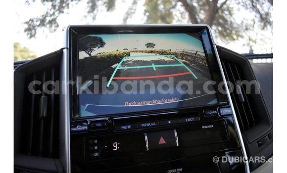 Nunua Imported Toyota Land Cruiser Nyeupe Gari ndani ya Import - Dubai nchini Uganda Nunua Imported Toyota Land Cruiser Nyeupe Gari ndani ya Import - Dubai nchini Uganda