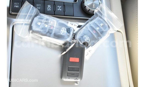 Nunua Imported Toyota Land Cruiser Nyeupe Gari ndani ya Import - Dubai nchini Uganda Nunua Imported Toyota Land Cruiser Nyeupe Gari ndani ya Import - Dubai nchini Uganda