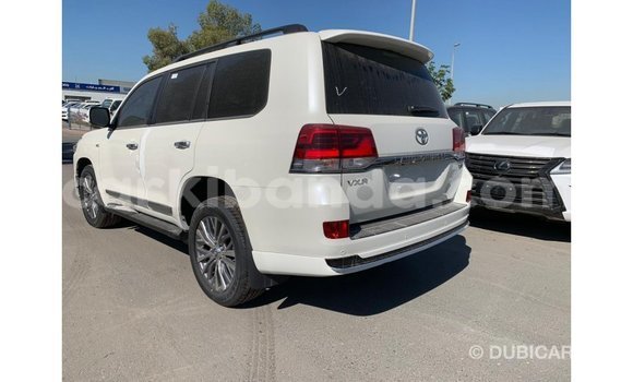 Nunua Imported Toyota Land Cruiser Nyeupe Gari ndani ya Import - Dubai nchini Uganda Nunua Imported Toyota Land Cruiser Nyeupe Gari ndani ya Import - Dubai nchini Uganda