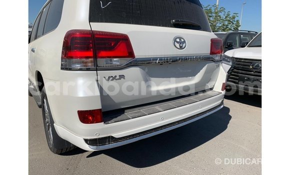Nunua Imported Toyota Land Cruiser Nyeupe Gari ndani ya Import - Dubai nchini Uganda Nunua Imported Toyota Land Cruiser Nyeupe Gari ndani ya Import - Dubai nchini Uganda