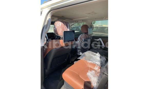 Nunua Imported Toyota Land Cruiser Nyeupe Gari ndani ya Import - Dubai nchini Uganda Nunua Imported Toyota Land Cruiser Nyeupe Gari ndani ya Import - Dubai nchini Uganda