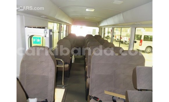Acheter Import Voiture Toyota Coaster Blanc à Import - Dubai, Ouganda Acheter Import Voiture Toyota Coaster Blanc à Import - Dubai, Ouganda
