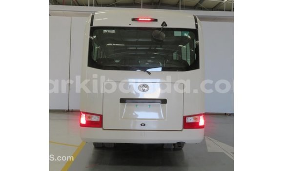 Acheter Import Voiture Toyota Coaster Blanc à Import - Dubai, Ouganda Acheter Import Voiture Toyota Coaster Blanc à Import - Dubai, Ouganda