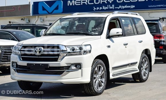 Acheter Import Voiture Toyota Land Cruiser Blanc à Import - Dubai, Ouganda Acheter Import Voiture Toyota Land Cruiser Blanc à Import - Dubai, Ouganda