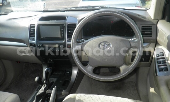 Nunua Ilio tumika Toyota Land Cruiser Prado Nyeupe Gari ndani ya Kampala nchini Uganda Nunua Ilio tumika Toyota Land Cruiser Prado Nyeupe Gari ndani ya Kampala nchini Uganda