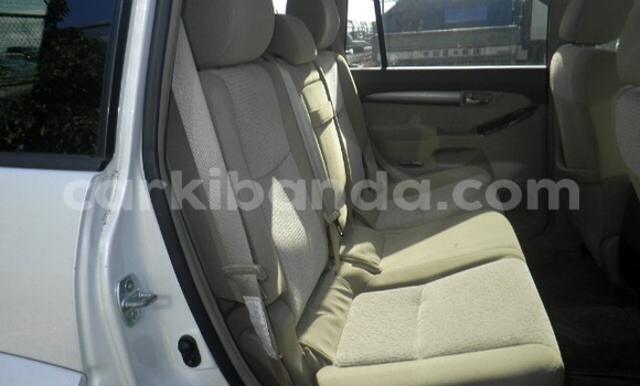 Nunua Ilio tumika Toyota Land Cruiser Prado Nyeupe Gari ndani ya Kampala nchini Uganda Nunua Ilio tumika Toyota Land Cruiser Prado Nyeupe Gari ndani ya Kampala nchini Uganda