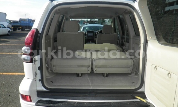 Nunua Ilio tumika Toyota Land Cruiser Prado Nyeupe Gari ndani ya Kampala nchini Uganda Nunua Ilio tumika Toyota Land Cruiser Prado Nyeupe Gari ndani ya Kampala nchini Uganda