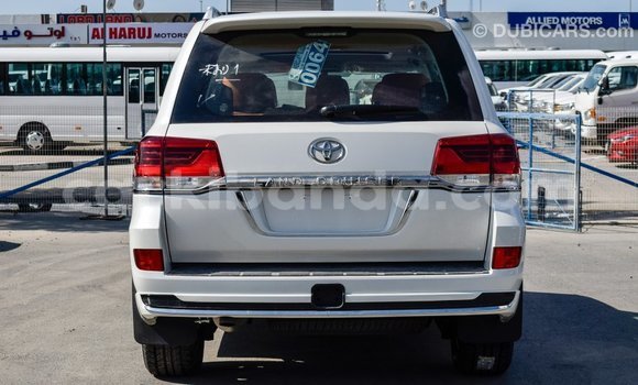Gura Imported Toyota Land Cruiser White Imodoka i Import - Dubai mu Uganda Gura Imported Toyota Land Cruiser White Imodoka i Import - Dubai mu Uganda