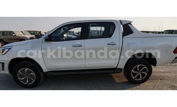 Acheter Import Voiture Toyota Hilux Blanc à Import - Dubai, Ouganda Acheter Import Voiture Toyota Hilux Blanc à Import - Dubai, Ouganda