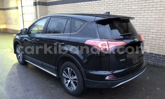 Gura Yakoze Toyota RAV4 Black Imodoka i Kampala mu Uganda Gura Yakoze Toyota RAV4 Black Imodoka i Kampala mu Uganda