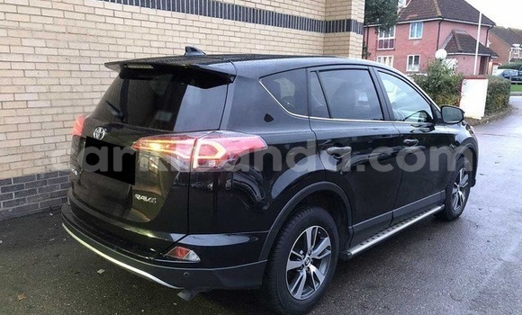 Gura Yakoze Toyota RAV4 Black Imodoka i Kampala mu Uganda Gura Yakoze Toyota RAV4 Black Imodoka i Kampala mu Uganda