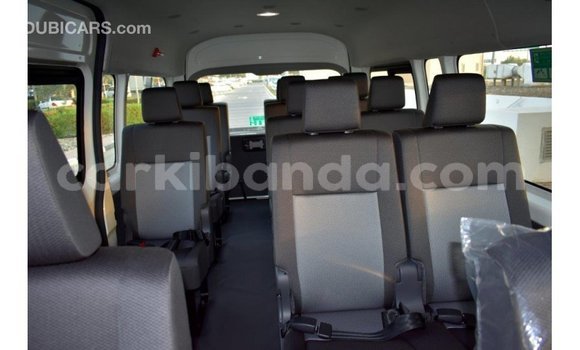 Nunua Imported Toyota Hiace Nyeupe Gari ndani ya Import - Dubai nchini Uganda Nunua Imported Toyota Hiace Nyeupe Gari ndani ya Import - Dubai nchini Uganda