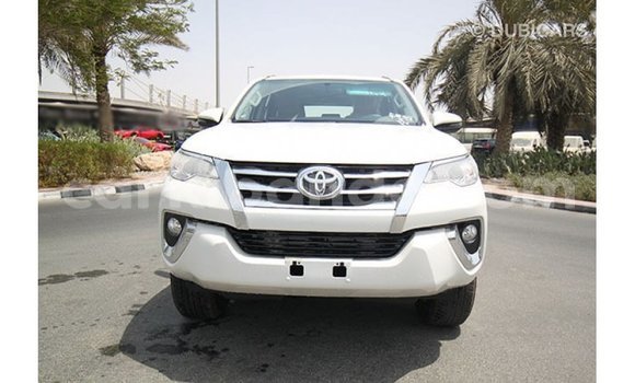 Acheter Import Voiture Toyota Fortuner Blanc à Import - Dubai, Ouganda Acheter Import Voiture Toyota Fortuner Blanc à Import - Dubai, Ouganda